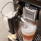 Philips Series 3300 Kaffeevollautomat EP3347/90 - 6 Getränke, Farb Touchscreen Display, LatteGo Milchsystem, SilentBrew, Keramikmahlwerk, AquaClean Filter - Schwarz/Chrom